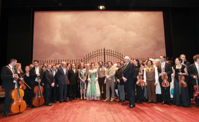 Su Majestad la Reina con los miembros del elenco y los reponsables artísticos