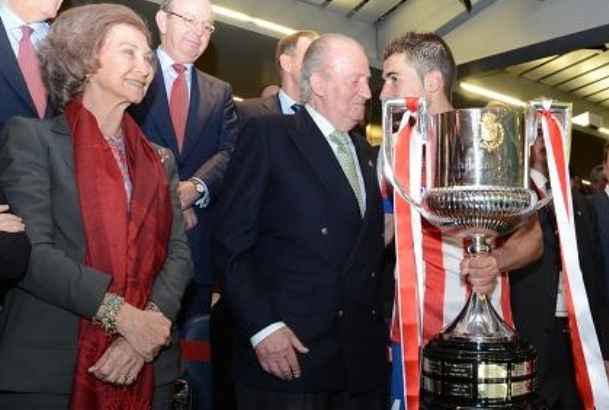 Don Juan Carlos entrega la copa de campeón al capitán del Atlético de Madrid, Gabriel Fernández “Gabi”