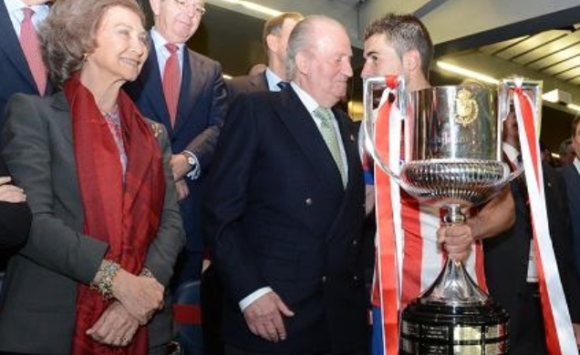 Don Juan Carlos entrega la copa de campeón al capitán del Atlético de Madrid, Gabriel Fernández “Gabi”