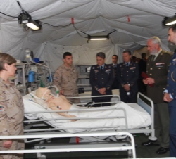 Don Felipe recibe explicaciones durante su recorrido por el hospital de campaña