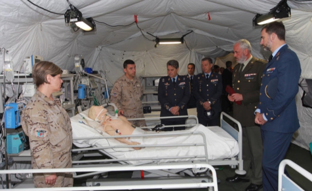 Don Felipe recibe explicaciones durante su recorrido por el hospital de campaña