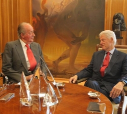 El Rey conversa con Bill Clinton durante la audiencia