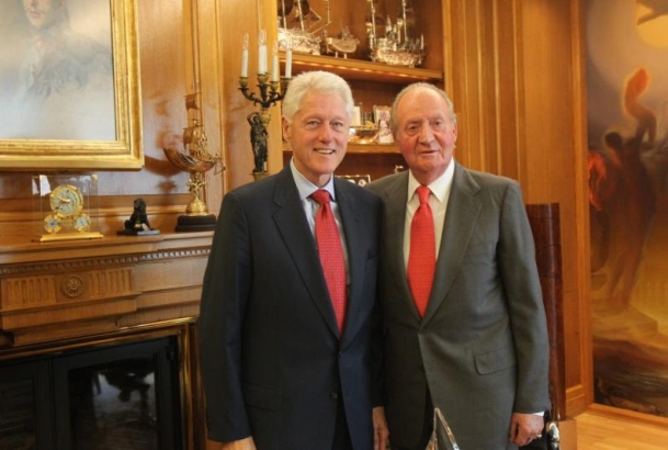 Su Majestad el Rey junto al Expresidente de los Estados Unidos de América, Bill Clinton