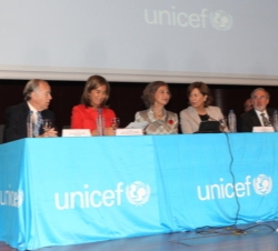 La Reina, en la mesa presidencial, con la ministra de Sanidad, Servicios Sociales e Igualdad, la presidenta de UNICEF España, el vicepresidente de UNI