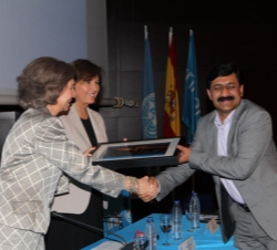 La Reina entrega el galardón concedido a Malala Yousafzai a su padre, Zia Ud Dim