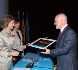 La Reina entrega el galardón al presidente de la Asociación Protégeles, Guillermo Cánovas