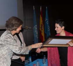 Doña Sofía entrega el galardón a la presidenta de la Asociación de Aprendices Visuales, Miriam Reyes