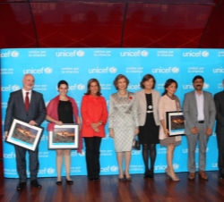 La Reina, la ministra Mato, la presidenta de UNICEF España y el presidente del Jurado, con los galardonados