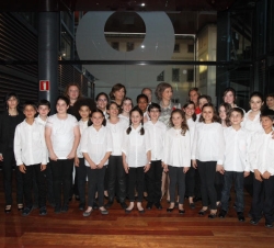 Fotografía de grupo con los pequeños cantores de la Joven Orquesta y Coro de la Comunidad de Madrid
