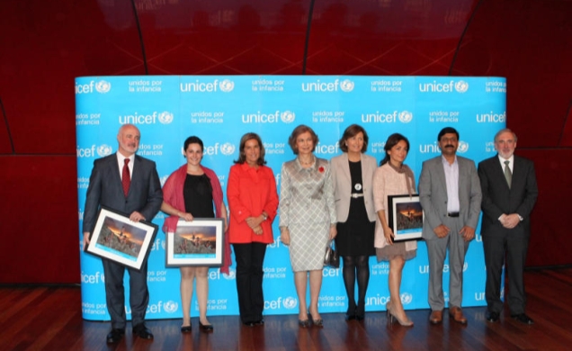 La Reina, la ministra Mato, la presidenta de UNICEF España y el presidente del Jurado, con los galardonados