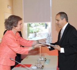 Su Majestad la Reina hace entrega del Premio "Mejor gestión medioambiental" a Fernando Lloberas, director ejecutivo del Fideicomiso de Conse