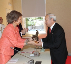 Doña Sofía entrega el premio "José Manuel Martínez, toda una vida profesional", al doctor Pedro Guillén García