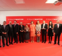 Su Majestad la Reina, acompañada por Su Alteza Real la Infanta Elena, los galardonados y las autoridades presentes en el acto