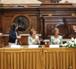 Su Majestad la Reina al termino de su intervención en la conferencia