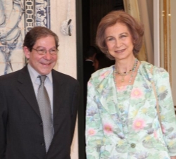 Doña Sofía tras la conferencia sobre niños desaparecidos y explotados sexualmente, junto a Nuno Júdice ganador del XXII Premio Reina Sofía de Poesía I