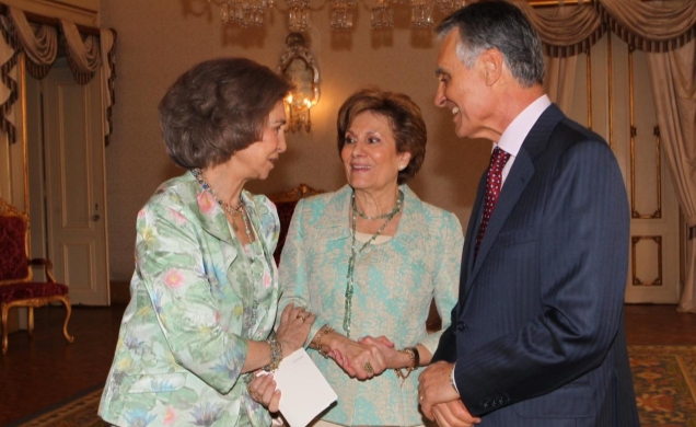 Su Majestad la Reina tras el almuerzo ofrecido en su honor en el Palacio de Belem, conversa con el Presidente de la República Portuguesa, Aníbal Cavac