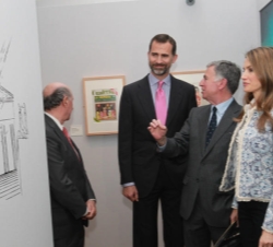 Don Felipe y Doña Letizia con el comisario de la muestra, Francisco Bobillo