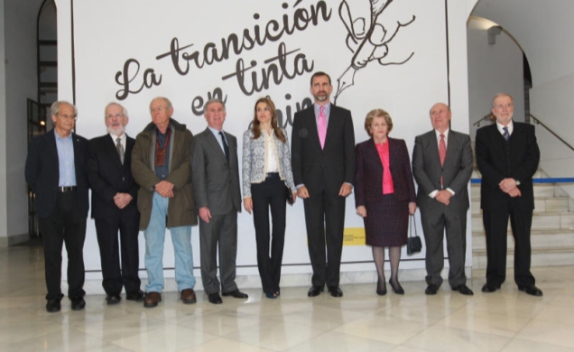 Sus Altezas Reales los Príncipes de Asturias junto a Isabel Vigiola, viuda de Antonio Mingote; Francisco Bobillo, comisario de la Exposición y varios 