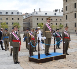 Don Felipe a su llegada a la Lonja del Real Monasterio de San Lorenzo de El Escorial