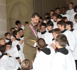 El Príncipe de Asturias, con los niños de la Escolanía del Escorial