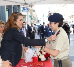 Doña Elena coloca el distintivo de colabaroción a una Guardia Real que realiza una donación