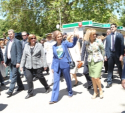 Doña Sofía saluda al público durante su recorrido por la Feria del Libro