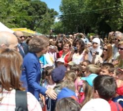 Su Majestad la Reina saluda a un grupo de escolares