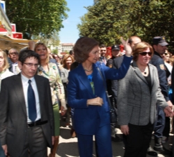 Doña Sofía, con la presidenta del Gremio de Libreros de Madrid y de la Feria del Libro de Madrid, Pilar Gallego, y el director de la Feria del Libro d