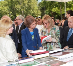 Doña Sofía, con la Consejera de Empleo, Turismo y Cultura de la Comunidad de Madrid, Ana Isabel Mariño, la primera teniente de alcalde del Ayuntamient