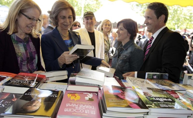 La Reina, durante su recorrido por la feria