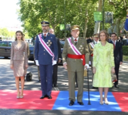 Sus Majestades los Reyes, acompañados por Sus Altezas Reales los Príncipes de Asturias, durante los Honores a cargo de la Guardia Real
