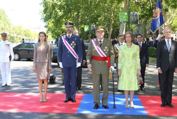Sus Majestades los Reyes, acompañados por Sus Altezas Reales los Príncipes de Asturias, durante los Honores a cargo de la Guardia Real