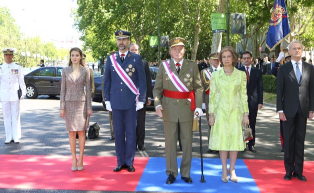 Sus Majestades los Reyes, acompañados por Sus Altezas Reales los Príncipes de Asturias, durante los Honores a cargo de la Guardia Real