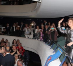 Su Majestad la Reina saluda desde el palco antes del comienzo de la representación