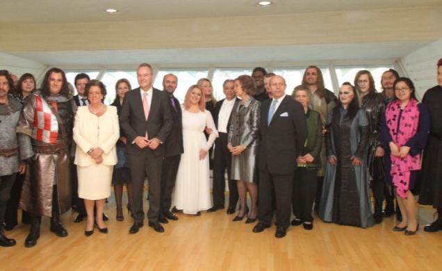 Doña Sofía junto al elenco de artistas