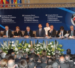 Vista de la mesa presidencial durante el acto