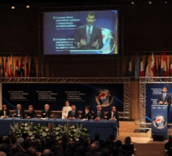 Vista de la mesa presidencial durante la intervención del Príncipe de Asturias y de Girona