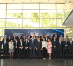 Don Felipe, con los organizadores y autoridades asistentes a la inauguración del congreso