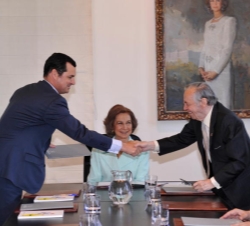 Su Majestad la Reina, durante el saludo entre el presidente de la FAD y el presidente de RTVE