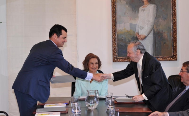 Su Majestad la Reina, durante el saludo entre el presidente de la FAD y el presidente de RTVE