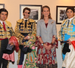 Doña Elena junto a los diestros al finalizar la corrida