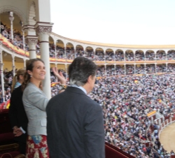 Doña Elana saluda desde el Palco Presidencial