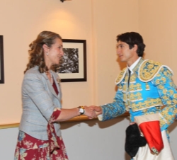 Doña Elena recibe el saludo de Sebastián Castella