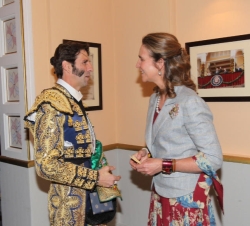 Doña Elena conversa con el torero Juan José Padilla