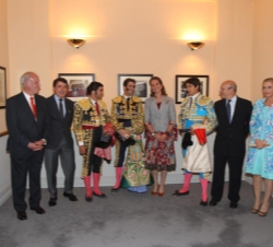 Doña Elena junto a los diestros y autoridades asistentes al festejo