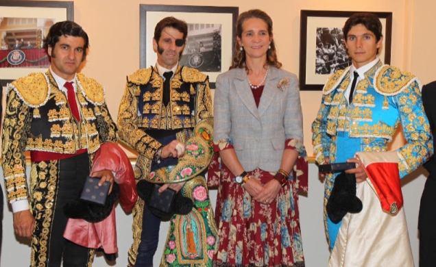 Doña Elena junto a los diestros al finalizar la corrida