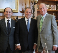 Su Majestad el Rey, con el ingeniero José Luis López Gómez y el presidente de Patentes Talgo, Carlos Palacio Oriol