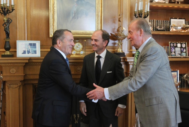Don Juan Carlos recibe el saludo de José Luis López Gómez, en presencia del presidente de Patentes Talgo, Carlos Palacio Oriol