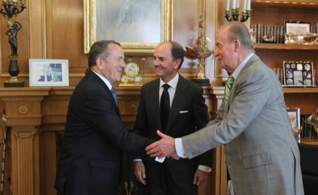 Don Juan Carlos recibe el saludo de José Luis López Gómez, en presencia del presidente de Patentes Talgo, Carlos Palacio Oriol