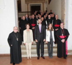 Fotografía de grupo de Sus Altezas Reales los Príncipes de Asturias y de Viana junto a la presidenta de la Comunidad Foral de Navarra, el arzobispo de